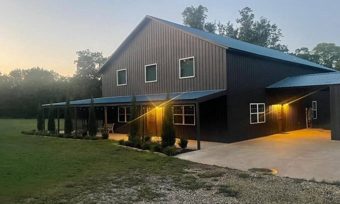 Cleveland County Casa | Charming Rustic/Modern Barndominium with HotTub near MW City, Tinker AFB, and OU