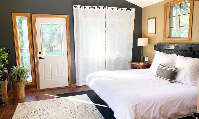 Larkspur Apartamento | Charming Rustic Ranch