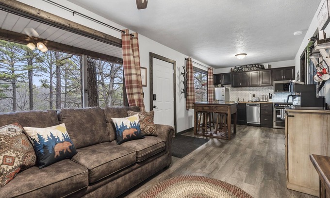 Branson Cabina | Charming Rustic Retreat - Hot Tub - Pool - Coffee - Fire Pit - 1 mile from SDC!