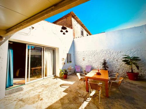 Reguengo Grande Casa | Charming Rustic Wine Cellar House in Reguengo Grande with Fireplace