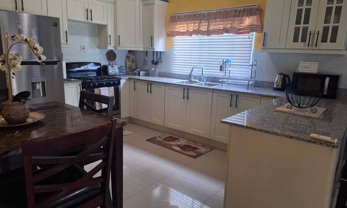 Spanish Town Casa | Charming sanctuary in the picturesque Caymanas Estates area.