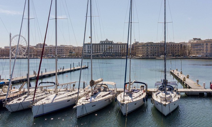 Bari City Centre Alquiler De Eote | Charming sailing boat - in front of the city skyline