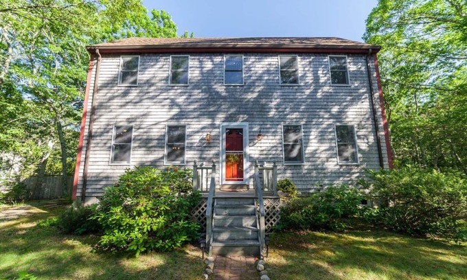 Vineyard Haven Casa | Charming salt box in quiet woodsy neighborhood - centrally located!