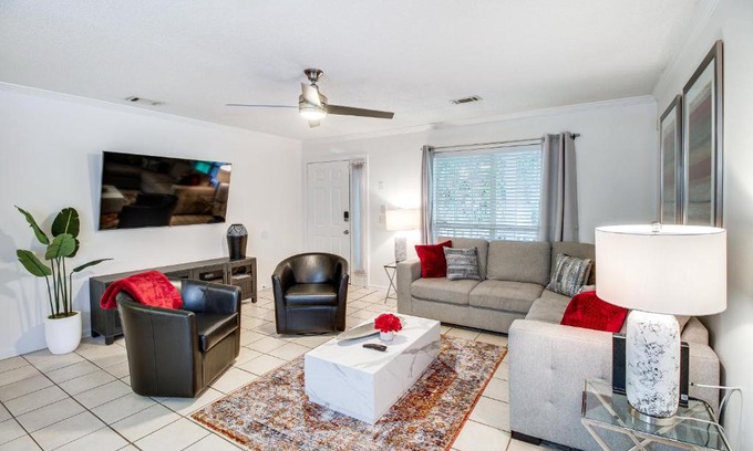 Savannah Casa | Charming Savannah Vacation Rental with Game Room!
