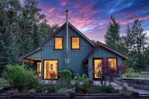Hailey Casa | Charming Scandinavian Modern Riverfront Fishhouse