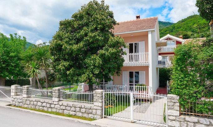 Bijela Villa | Villa Magnolia encanto frente al mar, 4 * en Bijela, bahía de Kotor / 6 personas