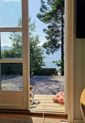 Torjulvagen Casa | Charming Seaside Cabin In Tingvoll