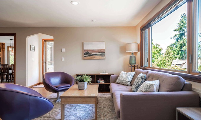 Seattle Metro Area Casa | Charming Seattle Hideaway - 1 block from lake WA