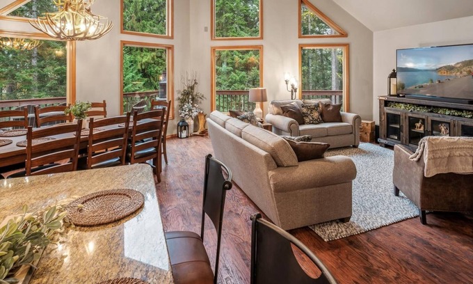 Sagle Casa | Charming Secluded 3-bedroom house in Sagle ID close to Lake and Schweitzer Ski