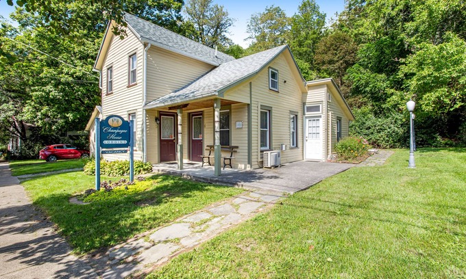 Hammondsport Apartamento | Charming Second Floor Studio with Partial AC, WiFi, TV, and Electric Fireplace