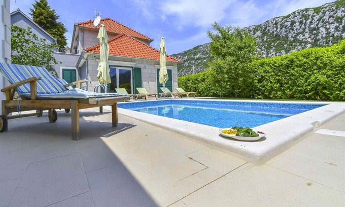 Tucepi Villa | Encantadora y tranquila villa de 3 habitaciones que admite mascotas para 6 personas con piscina