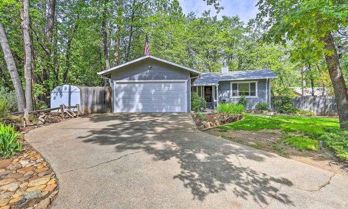 Lakehead-Lakeshore Casa | ¡NUEVO! Shasta Lake Retreat: ¡Barco, caminata y pescado!