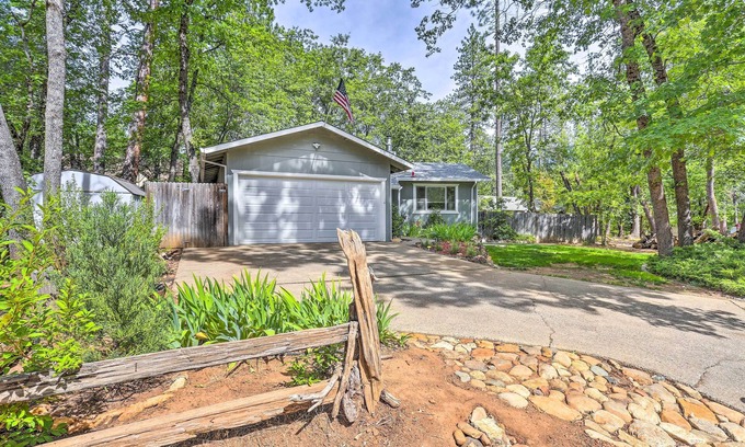Lakehead-Lakeshore Cabaña | Charming Shasta Lake Retreat: Boat, Hike & Fish!