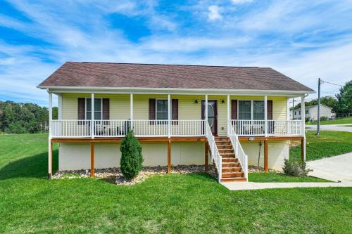 Shenandoah Casa | Charming Shenandoah Retreat with Deck!
