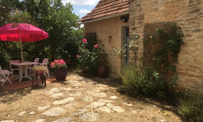Saint-Medard Casa | Charming simplicity and a shared pool are the hallmarks of Esther's home.