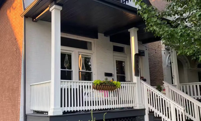 Chicago Casa | Charming single-family home for 6! FREE Parking!