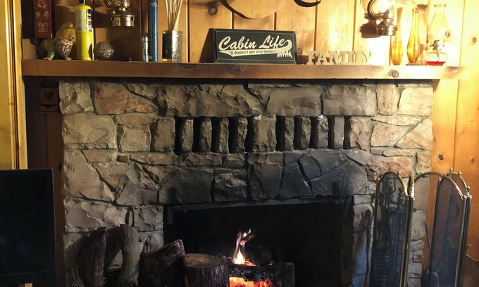 Mi-Wuk Village Cabina | Charming Ski cabin with WiFi near Dodge Ridge, great for family or small group.