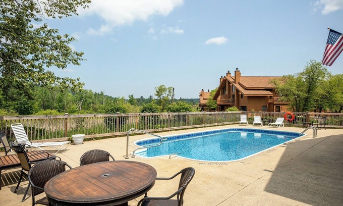 Bellaire Condominio | Charming sleeps 6, 2 bath steps to golf, private association outdoor pool!