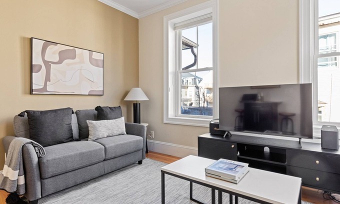 East Somerville Apartamento | Charming Somerville 1BR nr Sullivans Square T, by Blueground