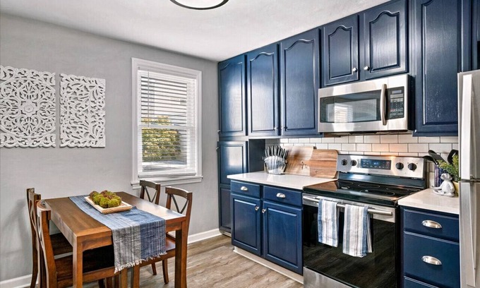 South Side Slopes Casa | Charming Southside Pitt Home w/ Pool Table + Yard