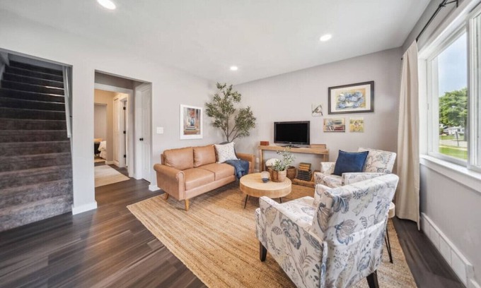 Mayfield Heights Casa | Charming & Spacious 3 bedroom 2.5 bath w fire pit in back yard and king bed