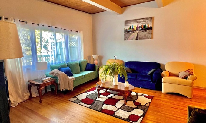 Kingsland Apartamento | Charming & Spacious 2BR Upper Suite | Large Kitchen w/Private Entry & Deck