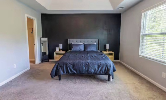 Huntcliff Casa | Charming Spacious 4-Bedroom Home, Fenced Backyard In Quiet Columbia Neighborhood