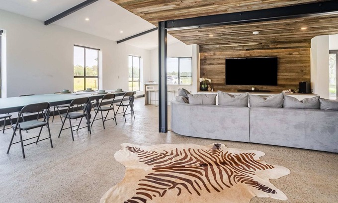 Pitt Town Casa | Charming & Spacious 4BR Retreat