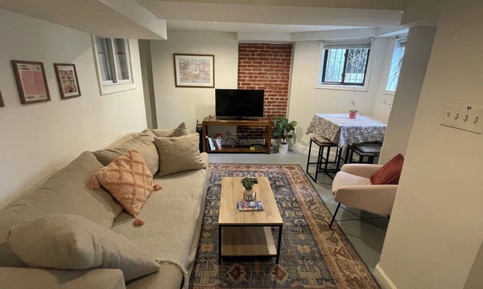 Columbia Heights Apartamento | Charming & Spacious Apt in Historic Rowhouse