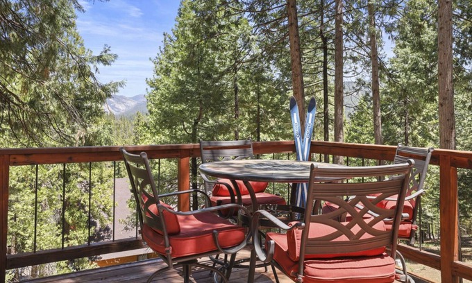 Cold Springs Cabina | Charming Spacious Cabin W/Pool Table- Minutes from Pinecrest