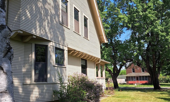 Pine River Casa | Charming, Spacious Craftsman in Lakes Country! Short walk to beach/park/food