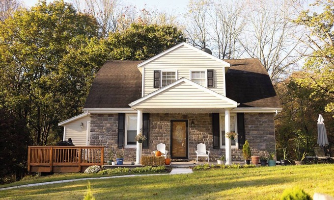 White Hall Casa | Charming, spacious house with large outdoor area.