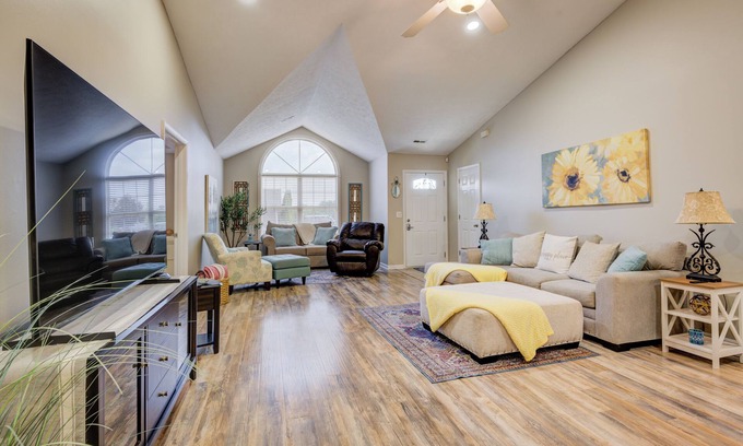 Charlestown Condominio | Charming & Spacious Patio Home close to Charlestown State Park & River Ridge
