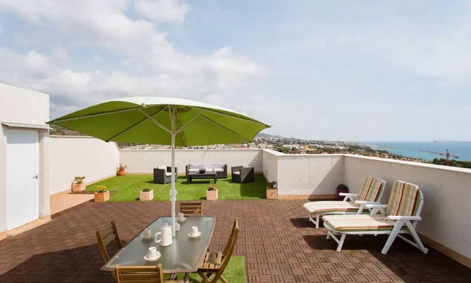 Montgat Apartamento | Encantador ático con vistas al mar y 2 terrazas en BCN
