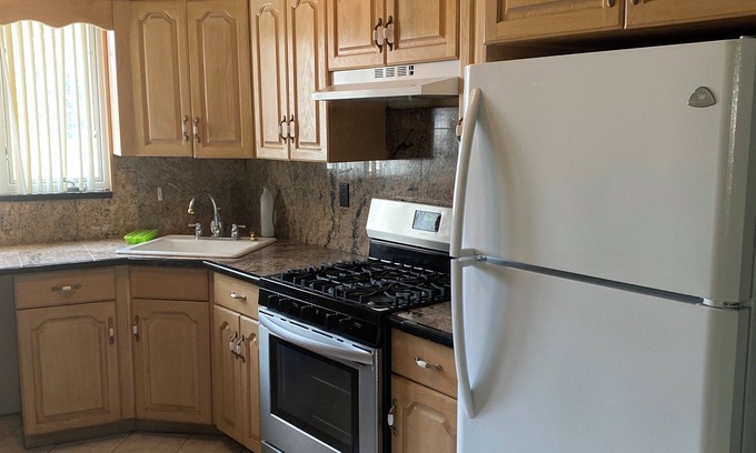 Old Town Apartamento | Charming Spacious 2 bedrooms apt.Furnished.Near train/bus to Manhattan