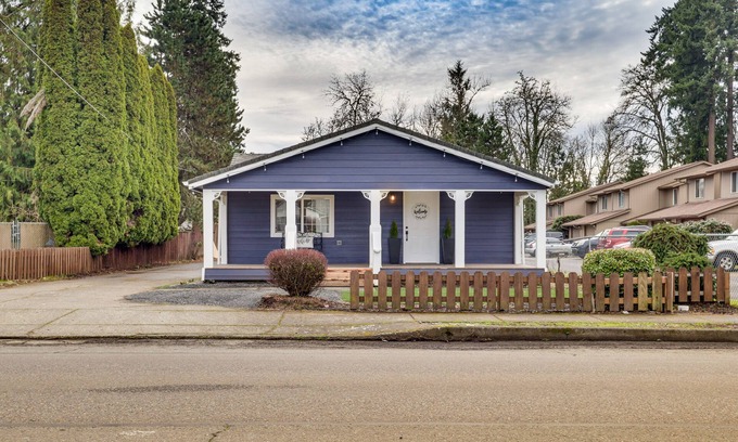 Stayton Casa | Charming Stayton Home w/ Deck + Smart TV!