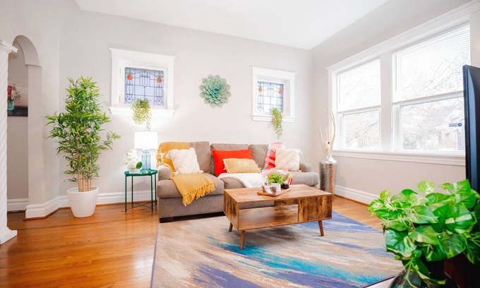 St. Louis Apartamento | Charming STL Brick w/ firepit- KingBed- 5min Botanical Garden