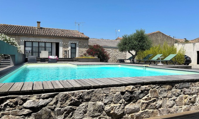Ventenac-Cabardes Casa | Magnífica villa de piedra encantadora con piscina cerca de Carcasona. Vista de los Pirineos