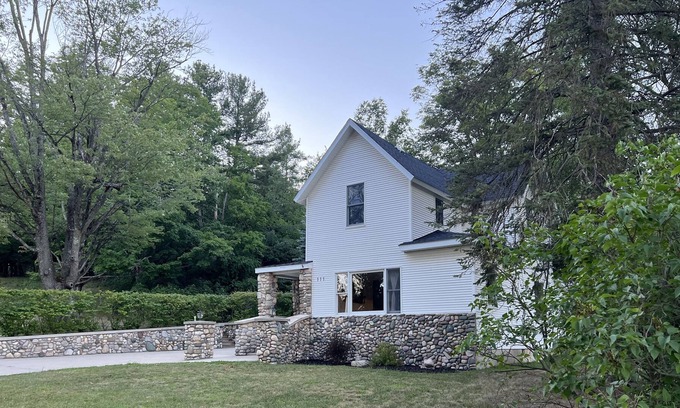 Bellaire Cabaña | Charming Stone Cottage in Downtown Bellaire
