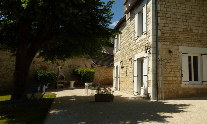 Coly Cabaña | Casa de campo renovada con jardín privado cerca de sitios prehistóricos y patrimonio medieval