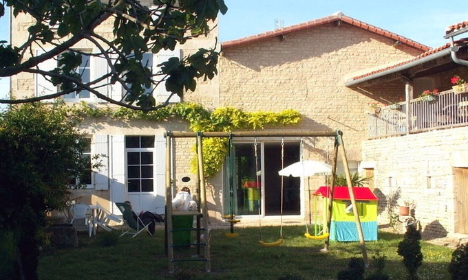 Villefagnan Cabaña | Alquiler encantador: Casa rural con jardín privado en Villefagnan, ideal para familias y mascotas
