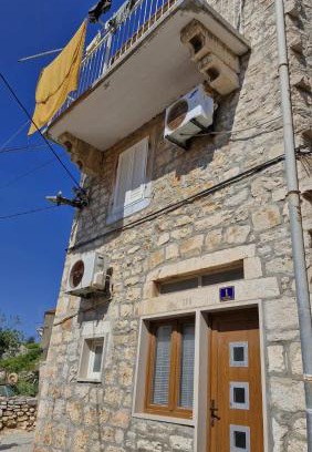 Milna (Brac) Casa | Charming Stone House in Milna 70 m² with Balcony