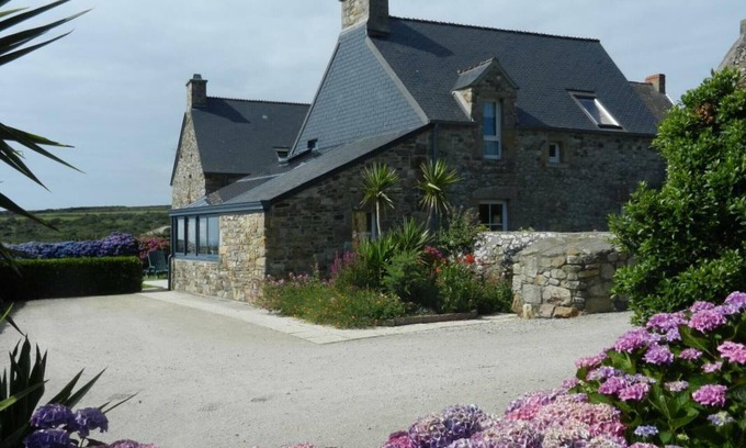 Jobourg Cabaña | Acogedora casa de piedra con jardín y wifi, cerca del mar