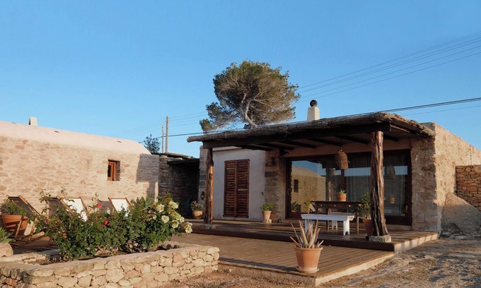 Formentera Casa | Casa con encanto, de piedra, vistas a Ibiza, 1,200 m2 de terreno privado