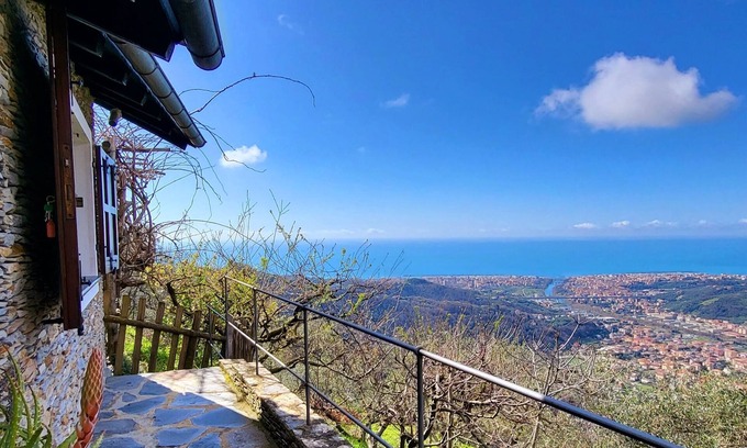 Cogorno Casa | Encantadora villa de piedra con fabulosas vistas al mar y máxima privacidad.