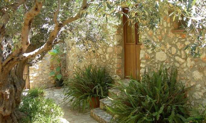 Custonaci Villa | Encantadora villa de piedra con piscina privada rodeada de un exuberante jardín