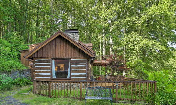 Waynesville Cabina | Charming Storybook Hideaway w/ Fire Pit & Deck!