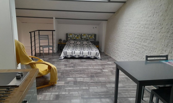 Dompierre-sur-Mer Apartamento | Encantador estudio con vistas al patio privado.