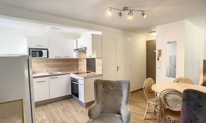 Lamalou-les-Bains Apartamento | Estudio acogedor con terraza, cerca del centro y los termas, ¡ideal para relajarse!