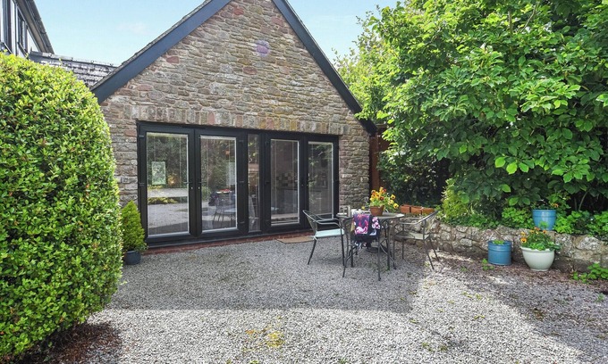Llangarron Cabaña | Charming Studio Apartment in a Tranquil, Historic Village located near Ross-on-Wye.
